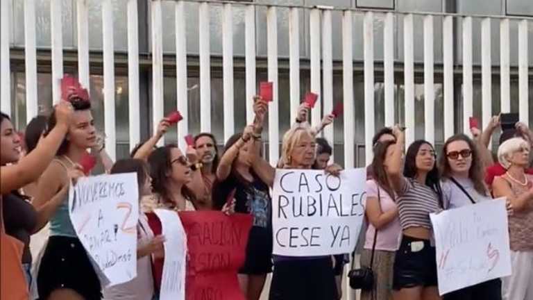Decenas protestaron afuera de la RFEF en apoyo a Jennifer Hermoso